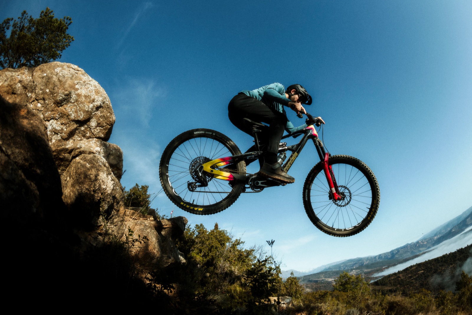 Ciclista Cannondale em trilho de montanha