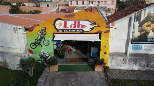 Fachada da Loja das Bicicletas vista por drone